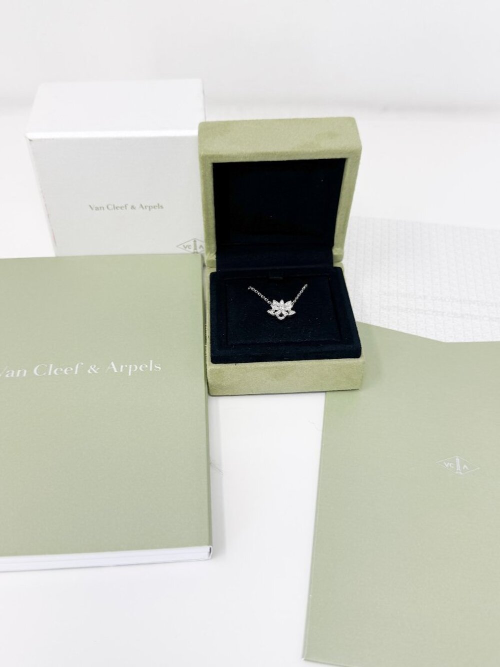 Van Cleef & Arpels Lotus openwork pendant mini model - Picture 3 of 10